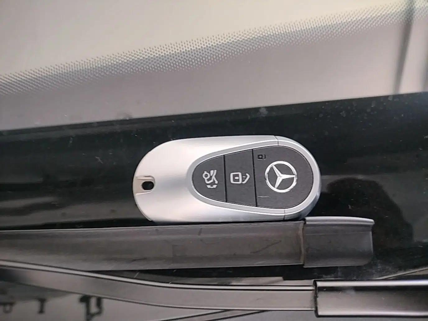 Mercedes-Benz C-Class New Energy 2023 Facelift C 350 eL — миниатюра 28