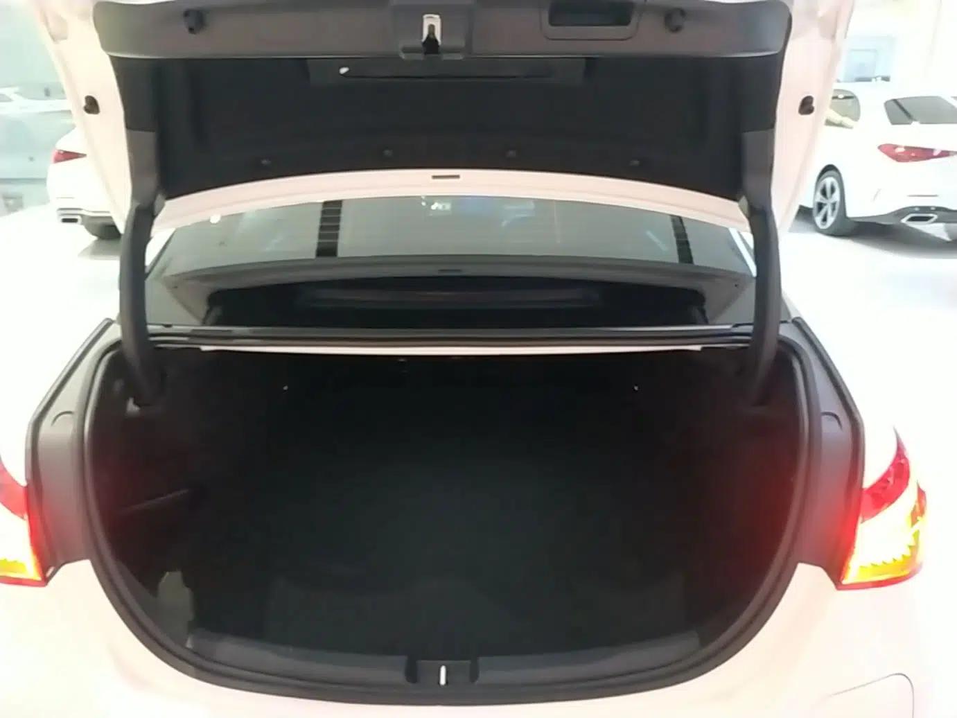 Mercedes-Benz C-Class New Energy 2024 Revised Version C 350 eL — миниатюра 22