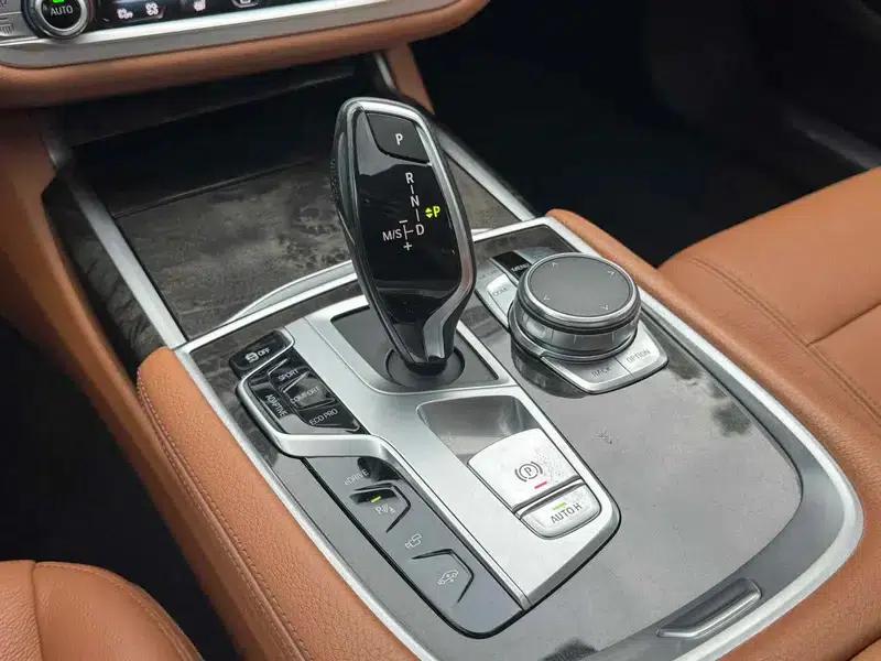 2017 BMW 7 Series PHEV 740Le xDrive — миниатюра 12