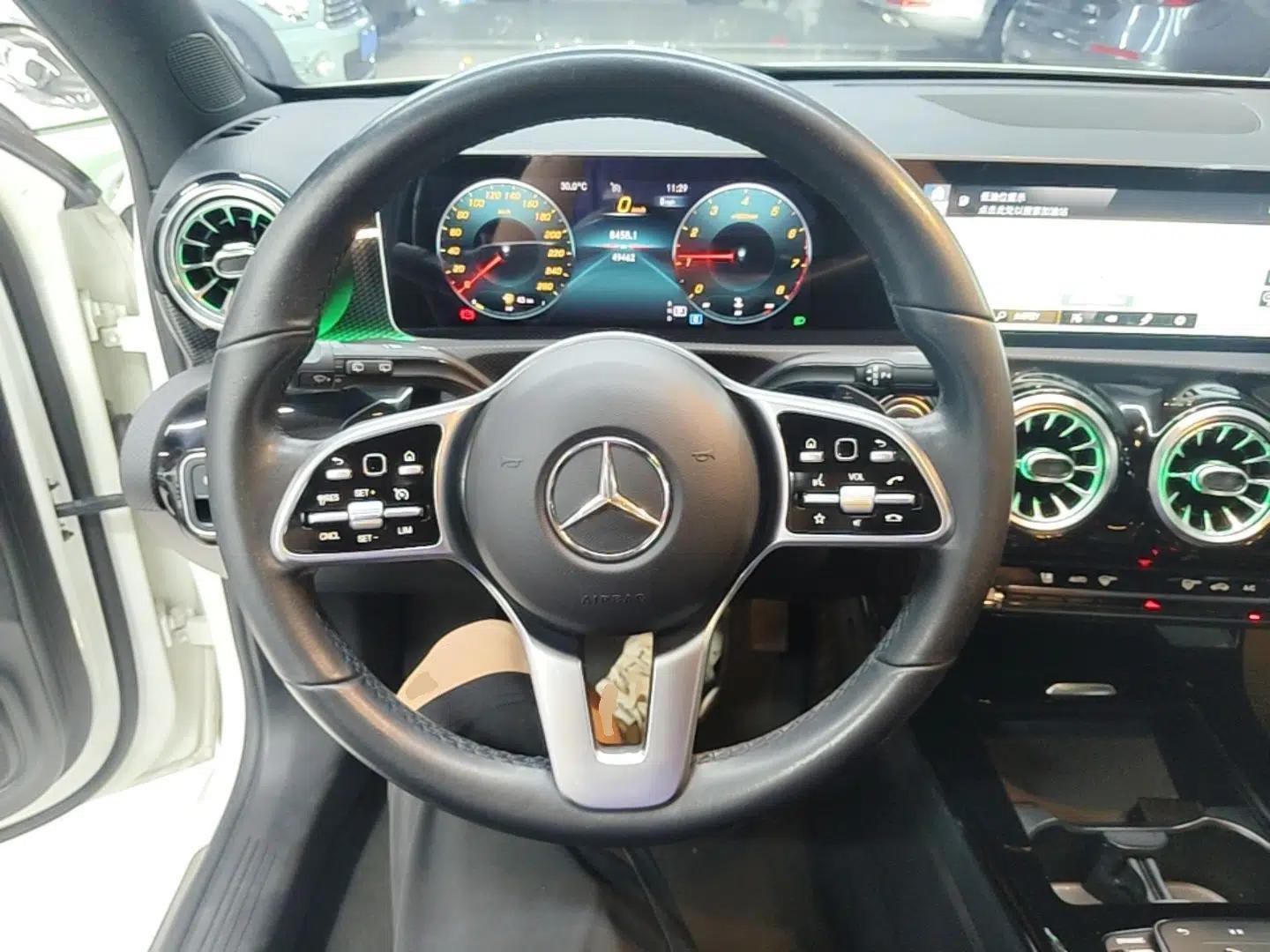 Mercedes-Benz A-Class 2019 A 200 Fashion Model — миниатюра 18
