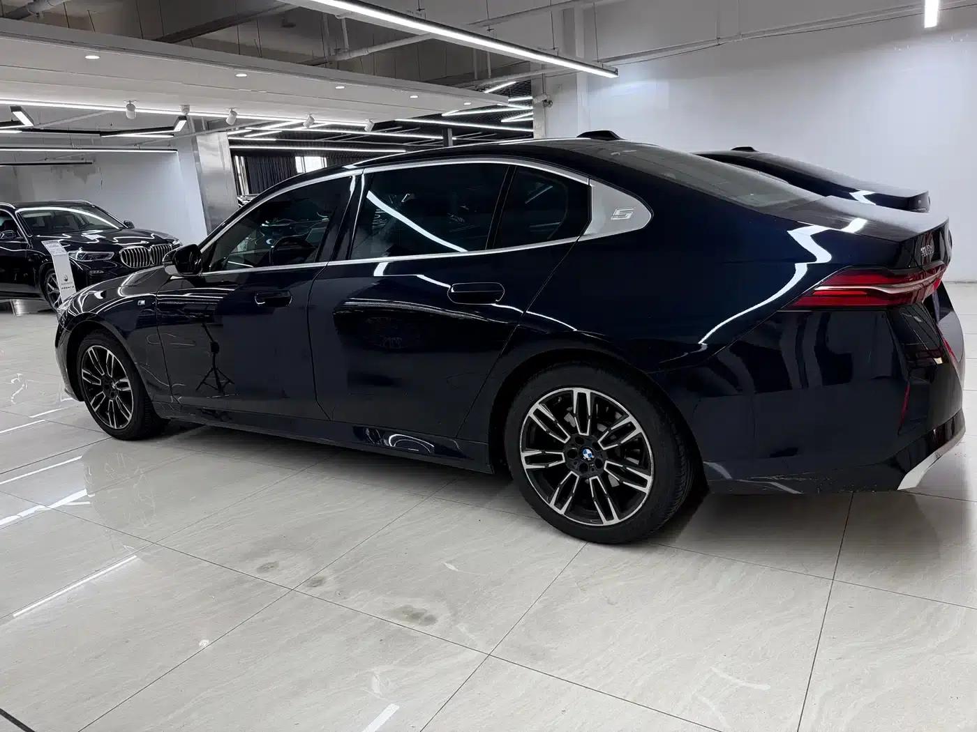 2025 BMW 5 Series 525Li M Sport Package — миниатюра 2