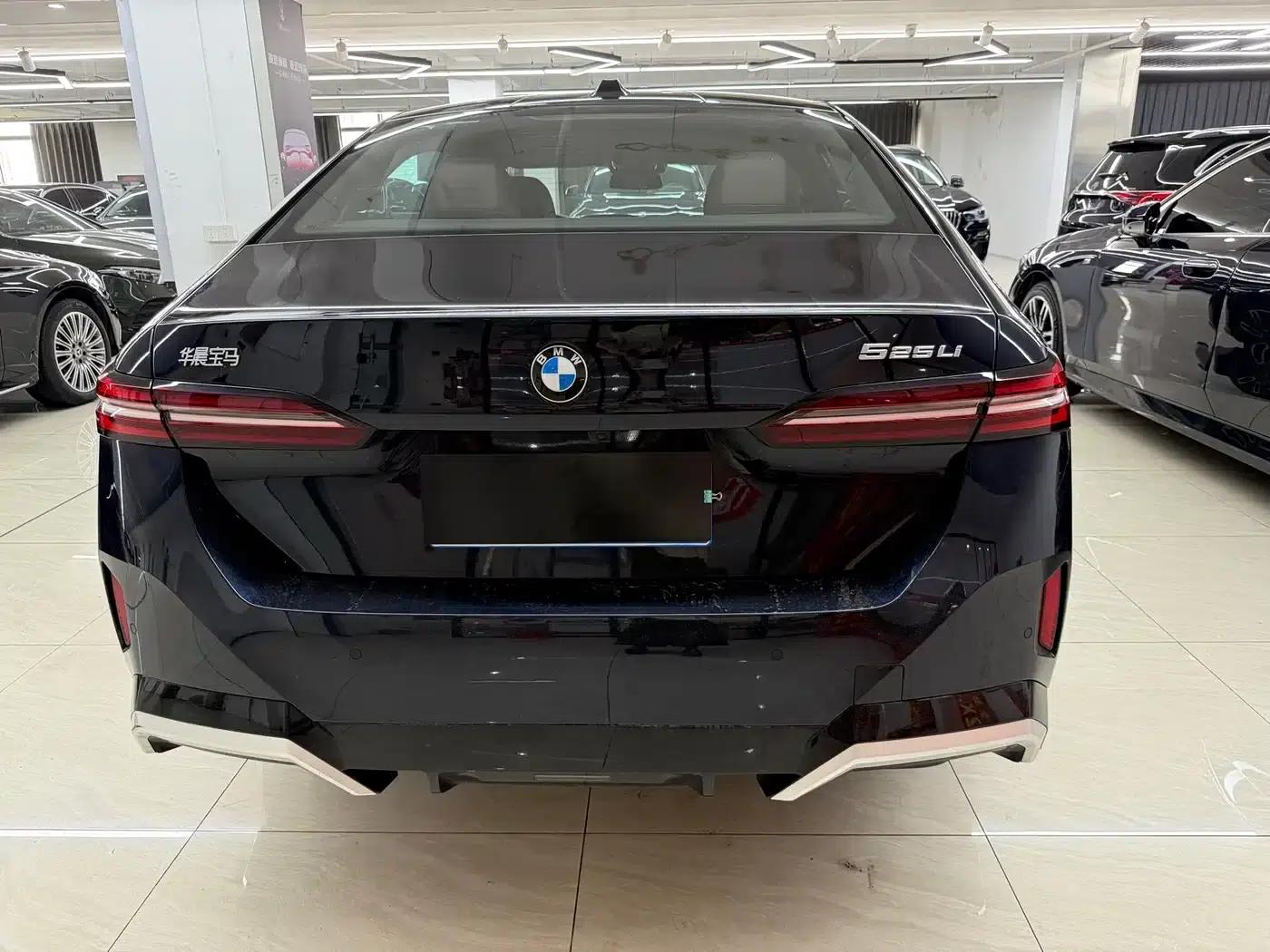 2025 BMW 5 Series 525Li M Sport Package — миниатюра 3