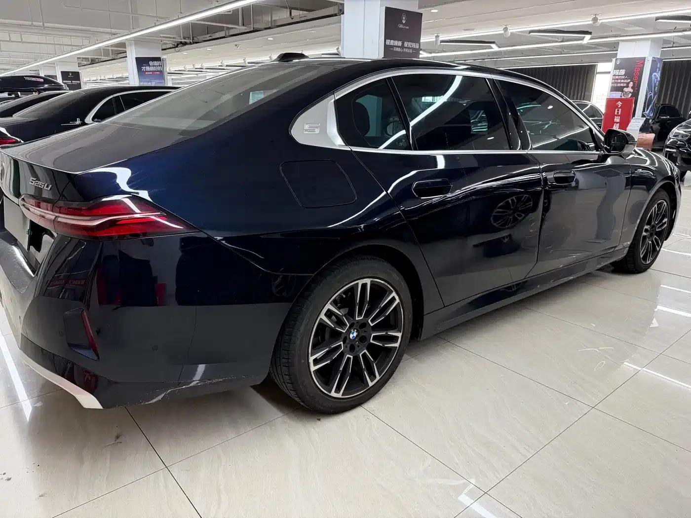 2025 BMW 5 Series 525Li M Sport Package — миниатюра 4