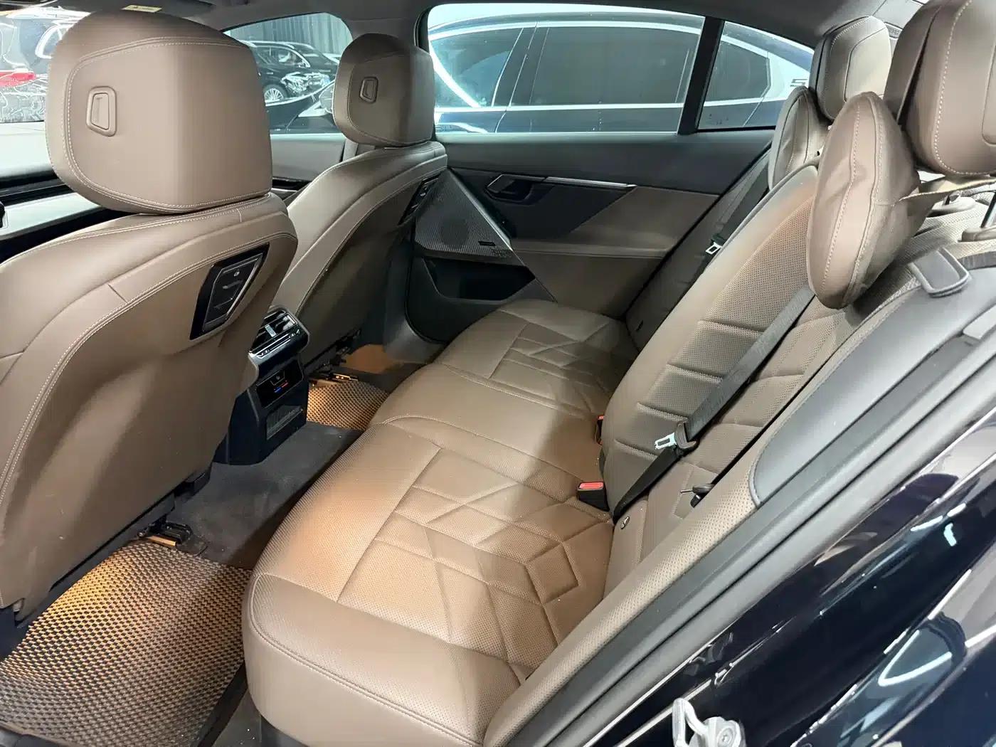 2025 BMW 5 Series 525Li M Sport Package — миниатюра 6