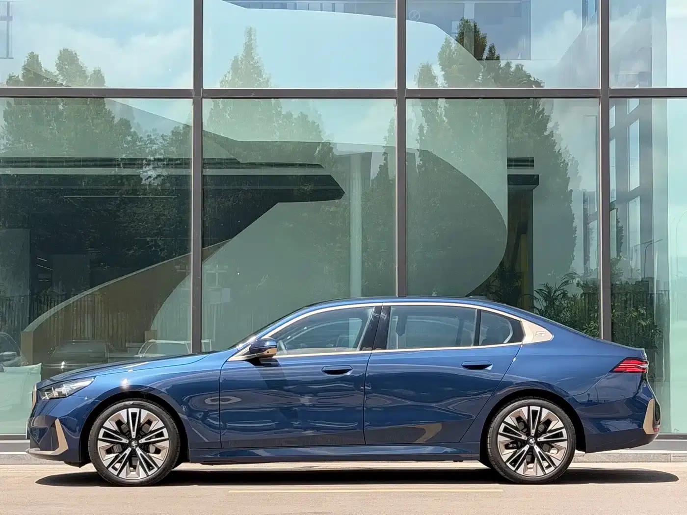BMW 5 Series 2024 530Li Luxury Package — миниатюра 2