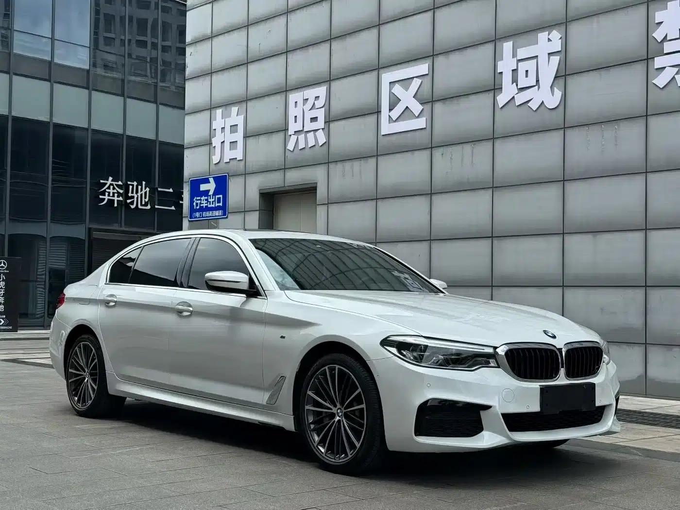 2020 BMW 5 Series 530Li Leading Edition M Sport Package — миниатюра 3