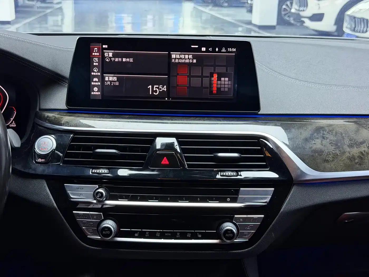 2020 BMW 5 Series 530Li Leading Edition M Sport Package — миниатюра 8