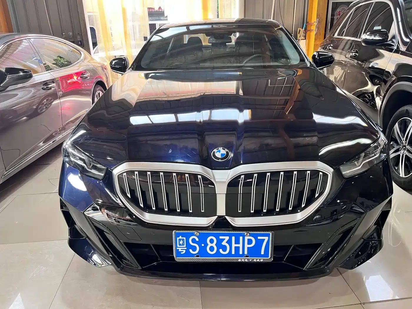 2024 BMW 5 Series 525Li M Sport Package — миниатюра 2