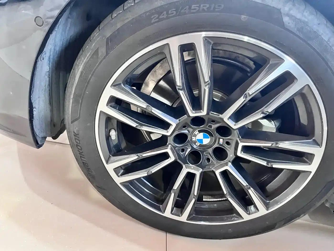 2024 BMW 5 Series 525Li M Sport Package — миниатюра 14