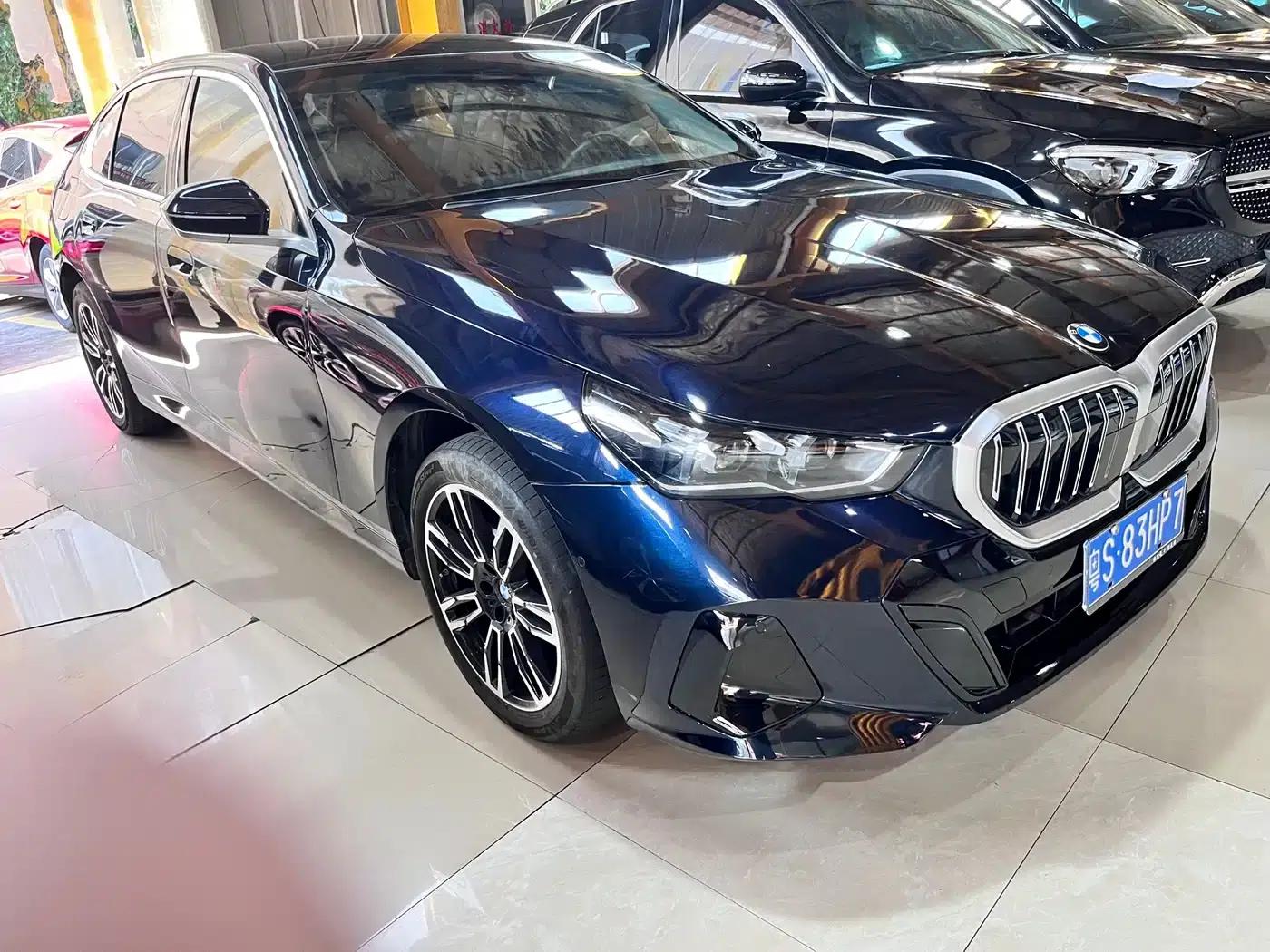2024 BMW 5 Series 525Li M Sport Package — миниатюра 3