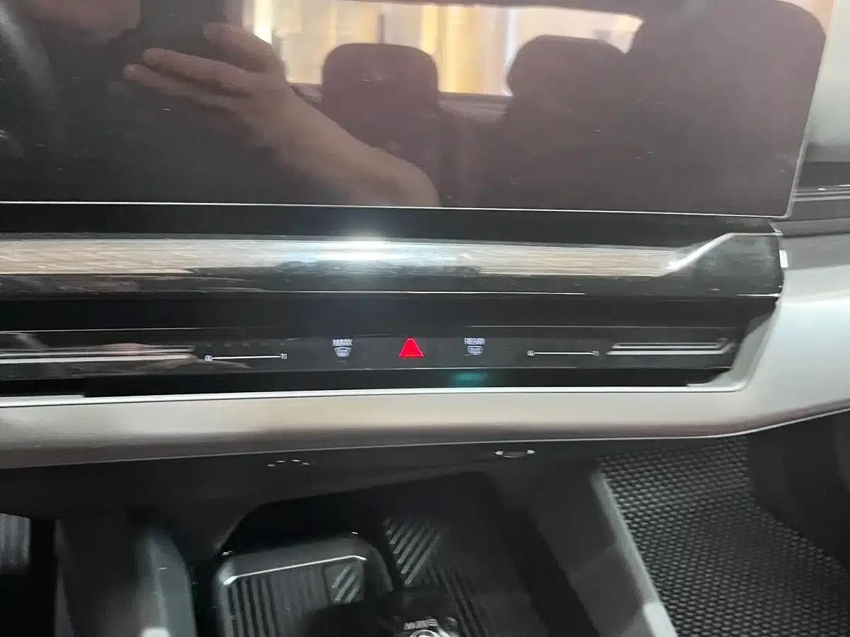 2024 BMW 5 Series 525Li M Sport Package — миниатюра 5