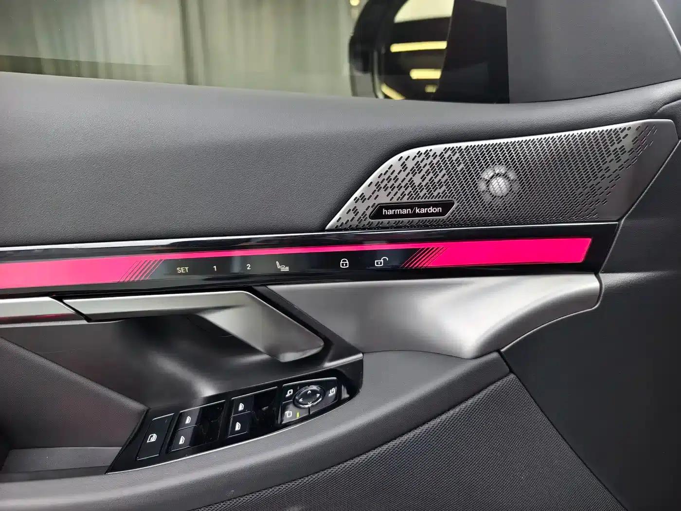 2025 BMW 5 Series 530Li Leading Edition M Sport Package — миниатюра 4