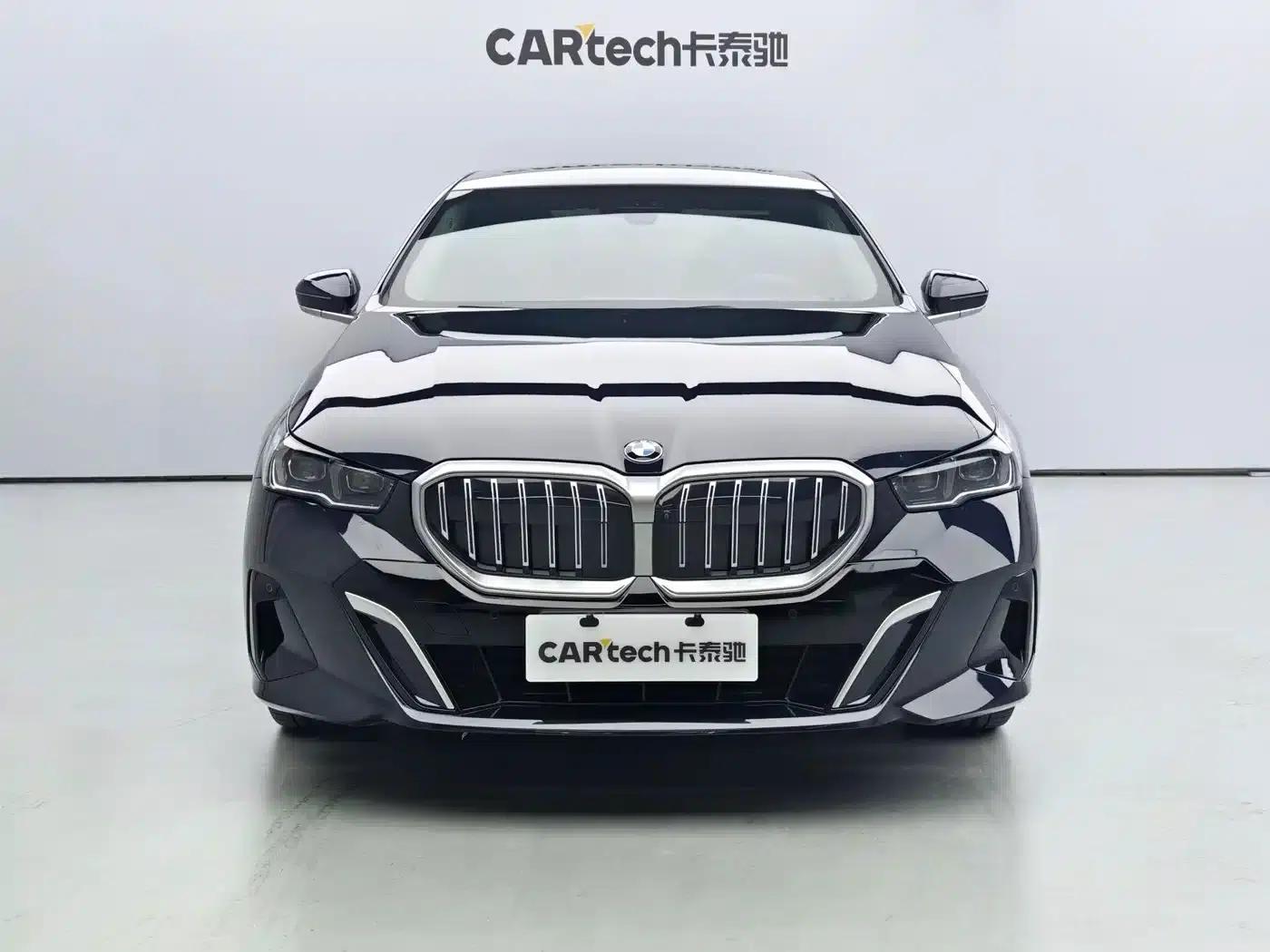 2024 BMW 5 Series 530Li Luxury M Sport Package — миниатюра 2