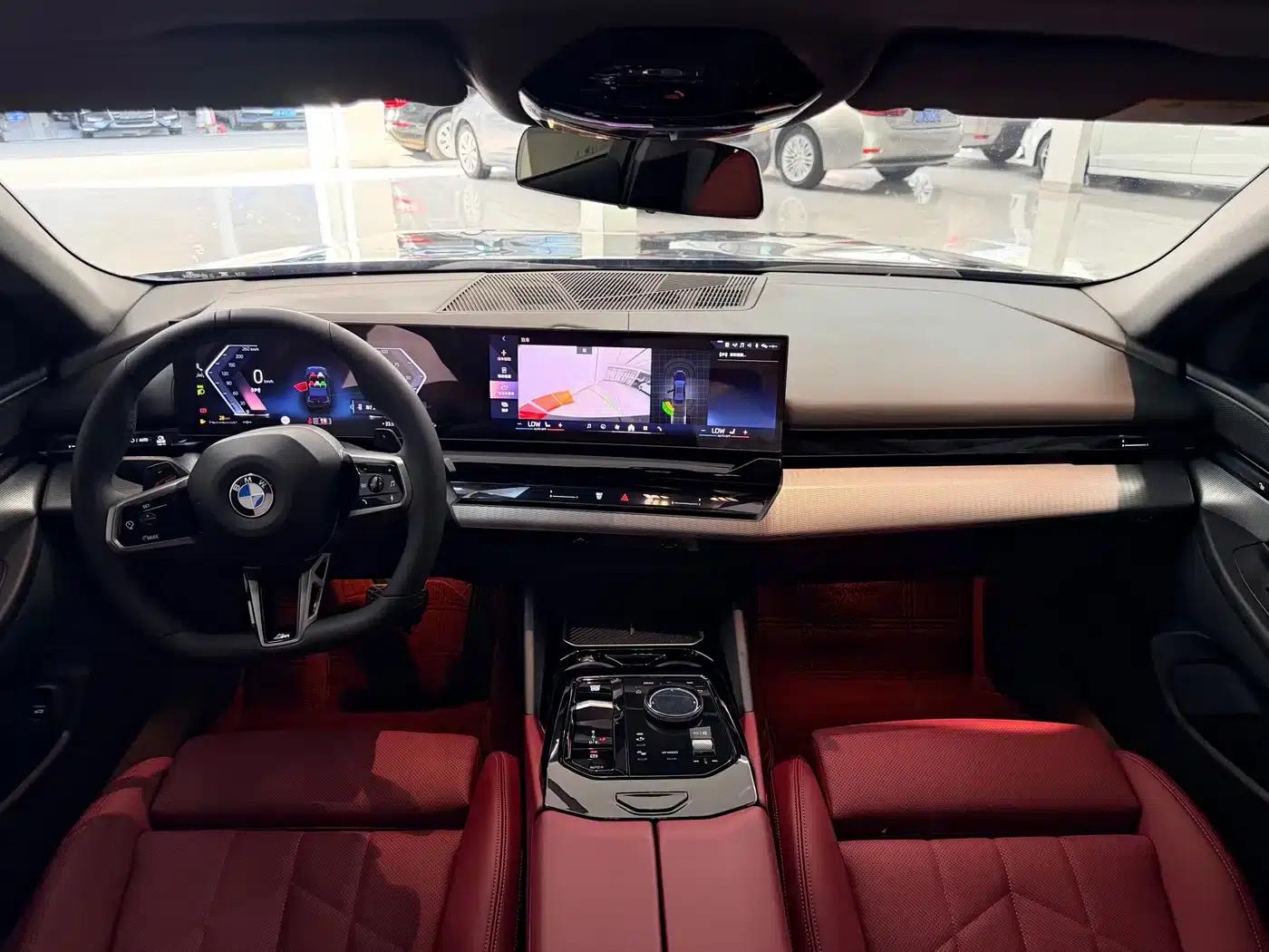 2024 BMW 5 Series 525Li M Sport Package — миниатюра 4