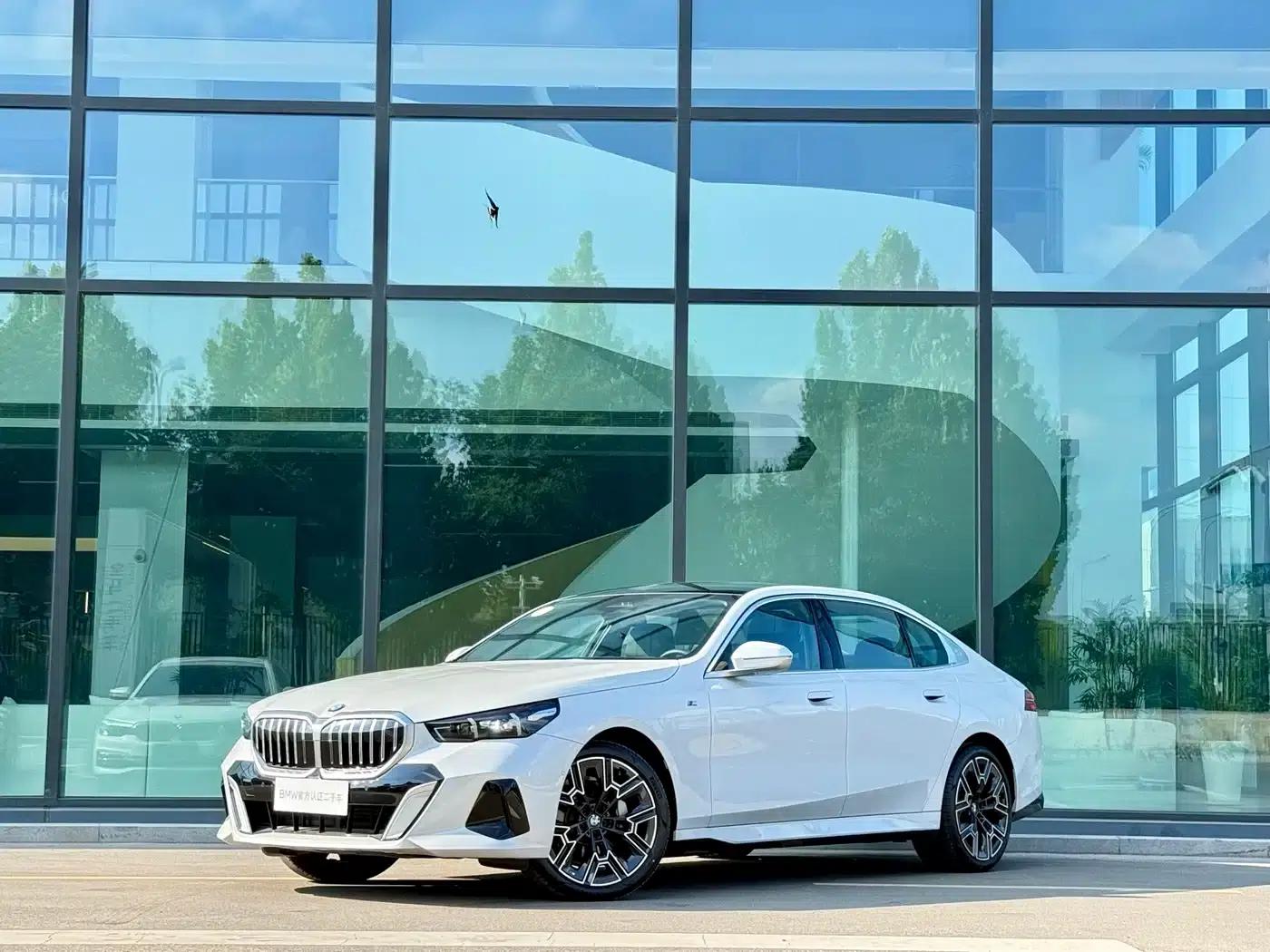 2024 BMW 5 Series 530Li Luxury M Sport Package — миниатюра 1