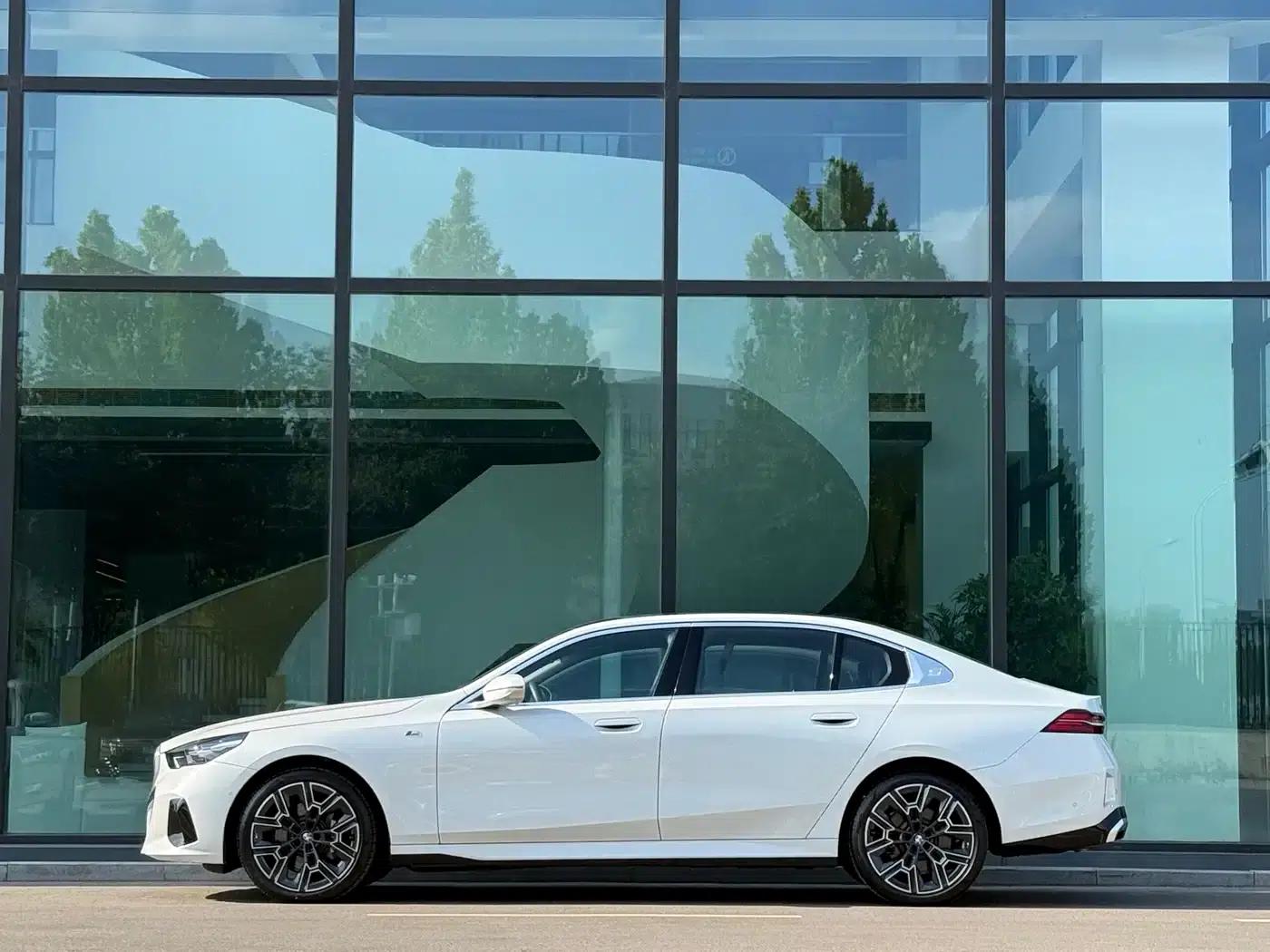 2024 BMW 5 Series 530Li Luxury M Sport Package — миниатюра 2