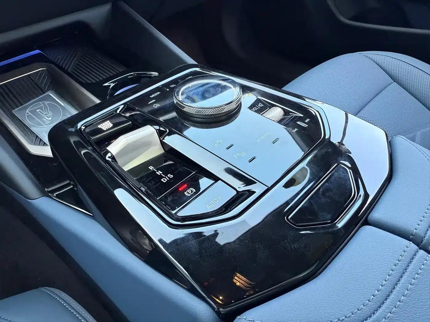 2024 BMW 5 Series 530Li Luxury M Sport Package — миниатюра 12