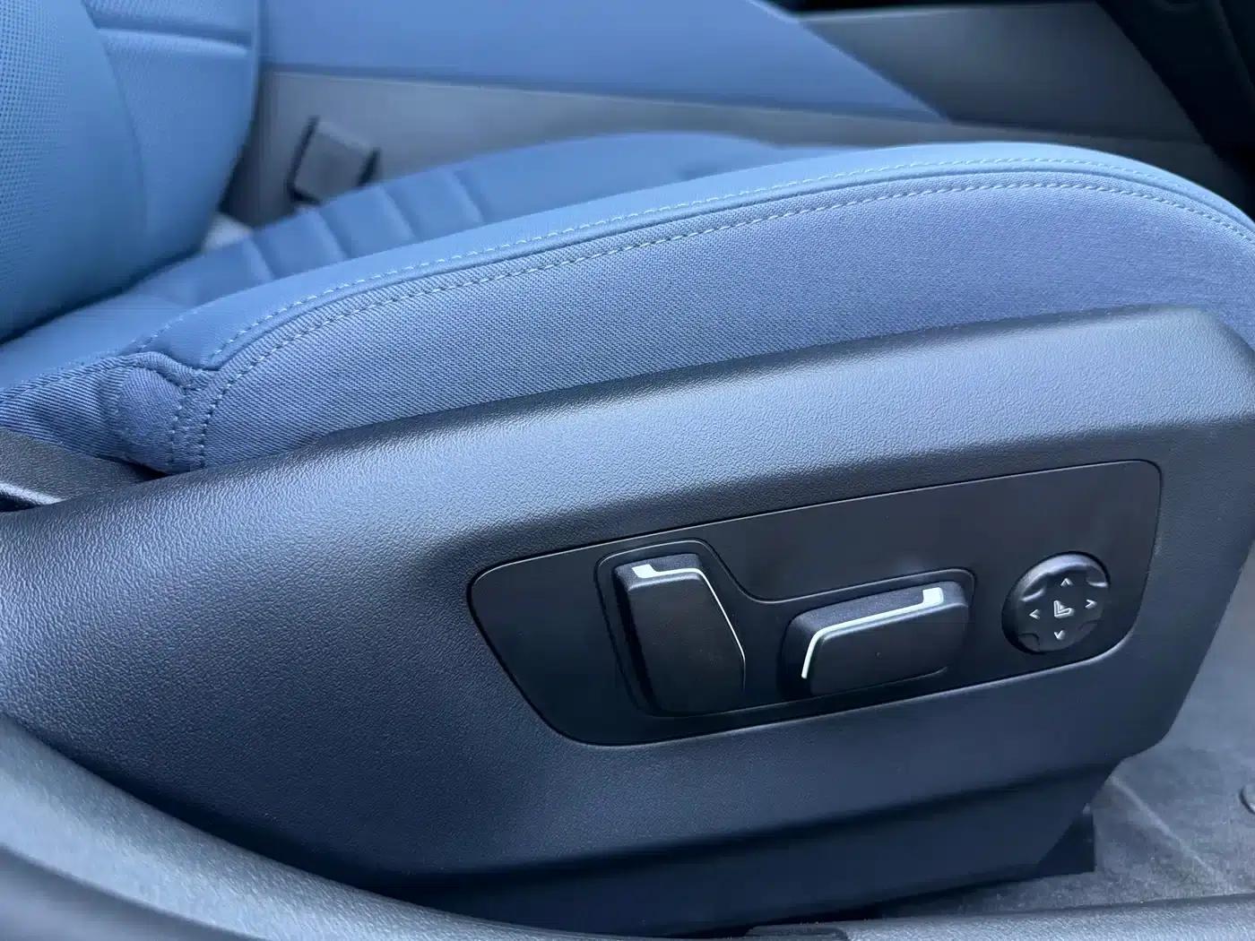 2024 BMW 5 Series 530Li Luxury M Sport Package — миниатюра 14