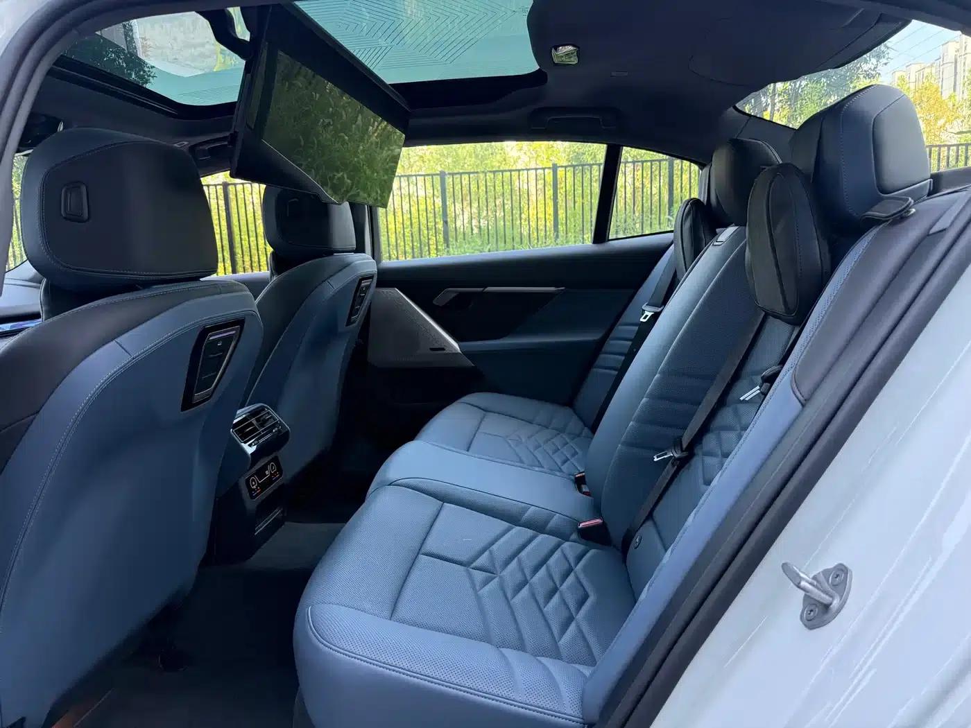 2024 BMW 5 Series 530Li Luxury M Sport Package — миниатюра 17