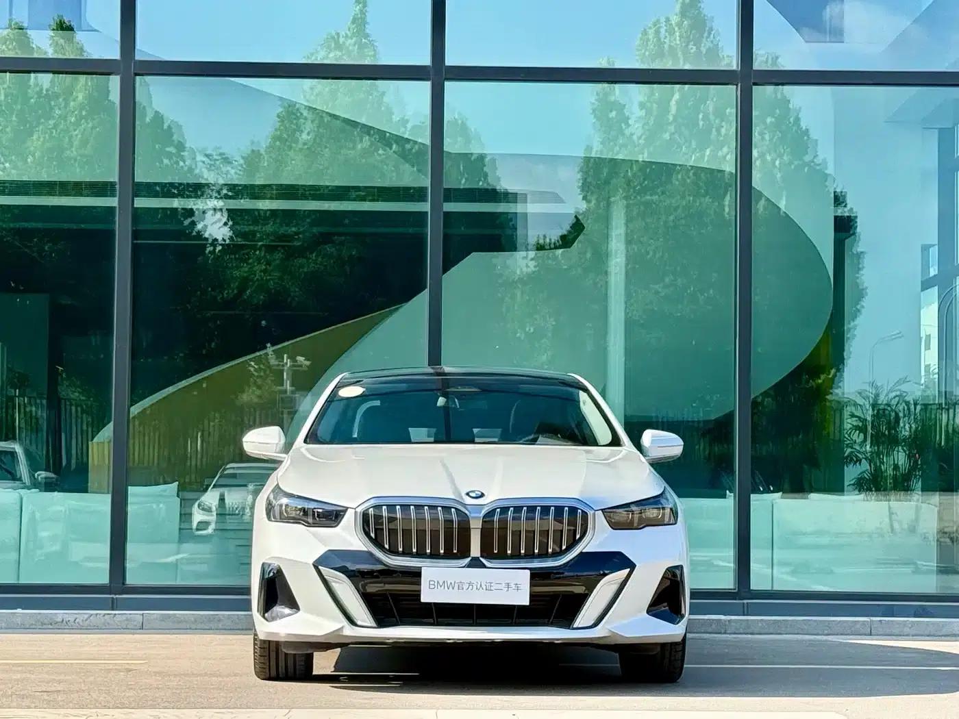 2024 BMW 5 Series 530Li Luxury M Sport Package — миниатюра 3