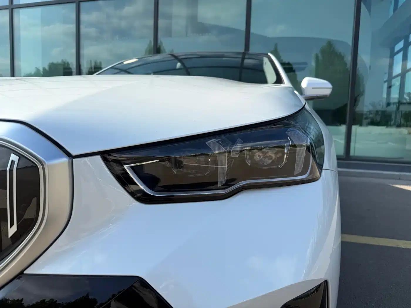 2024 BMW 5 Series 530Li Luxury M Sport Package — миниатюра 4