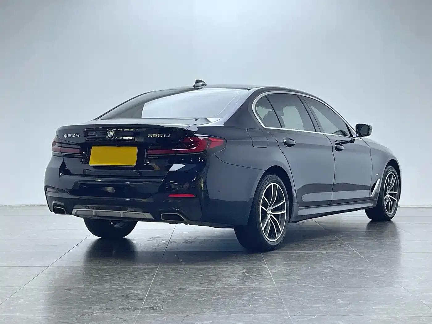 2022 BMW 5 Series 525Li M Sport Package — миниатюра 4
