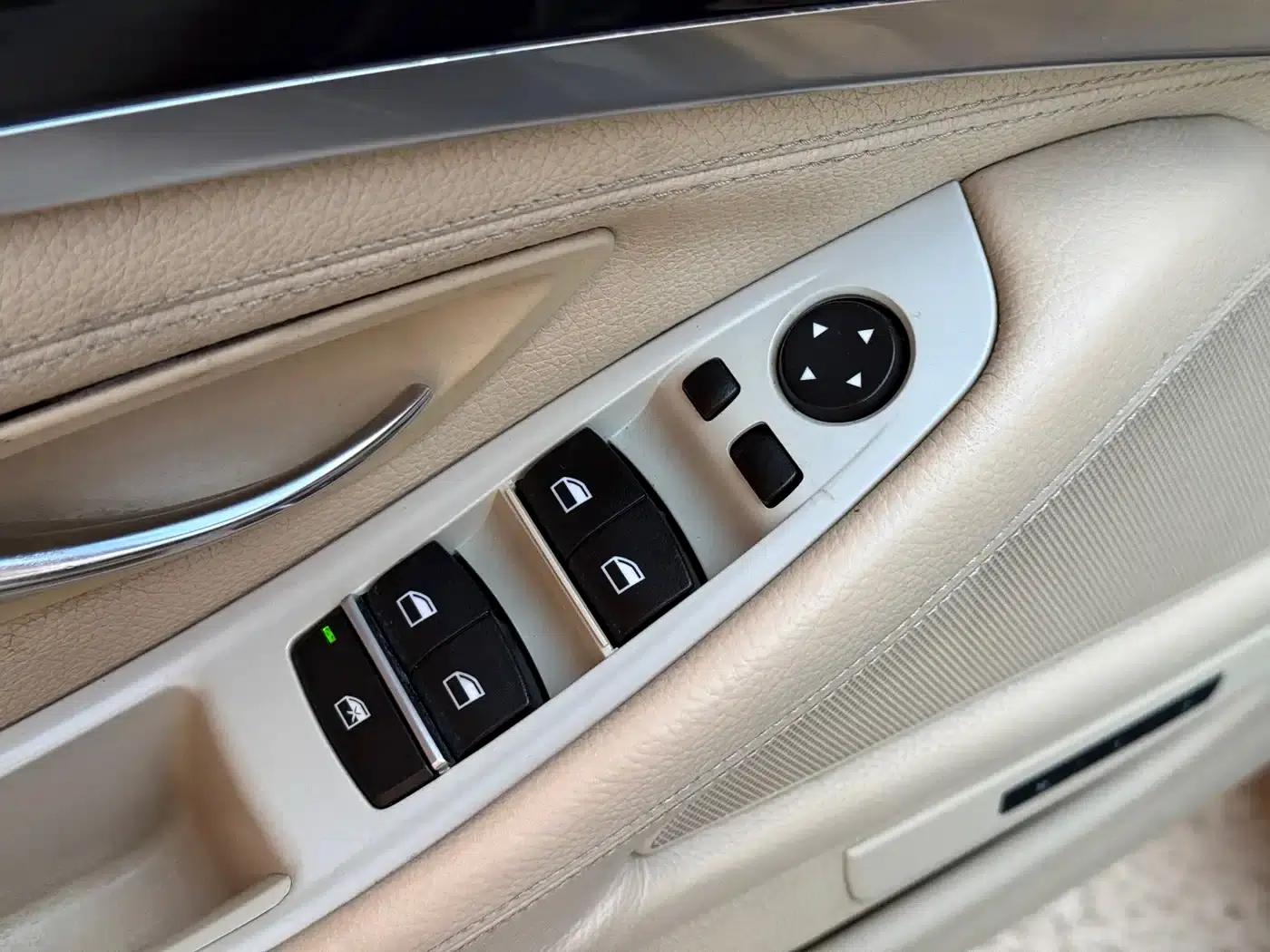 BMW 5 Series 2011 523Li Leading Edition — миниатюра 10