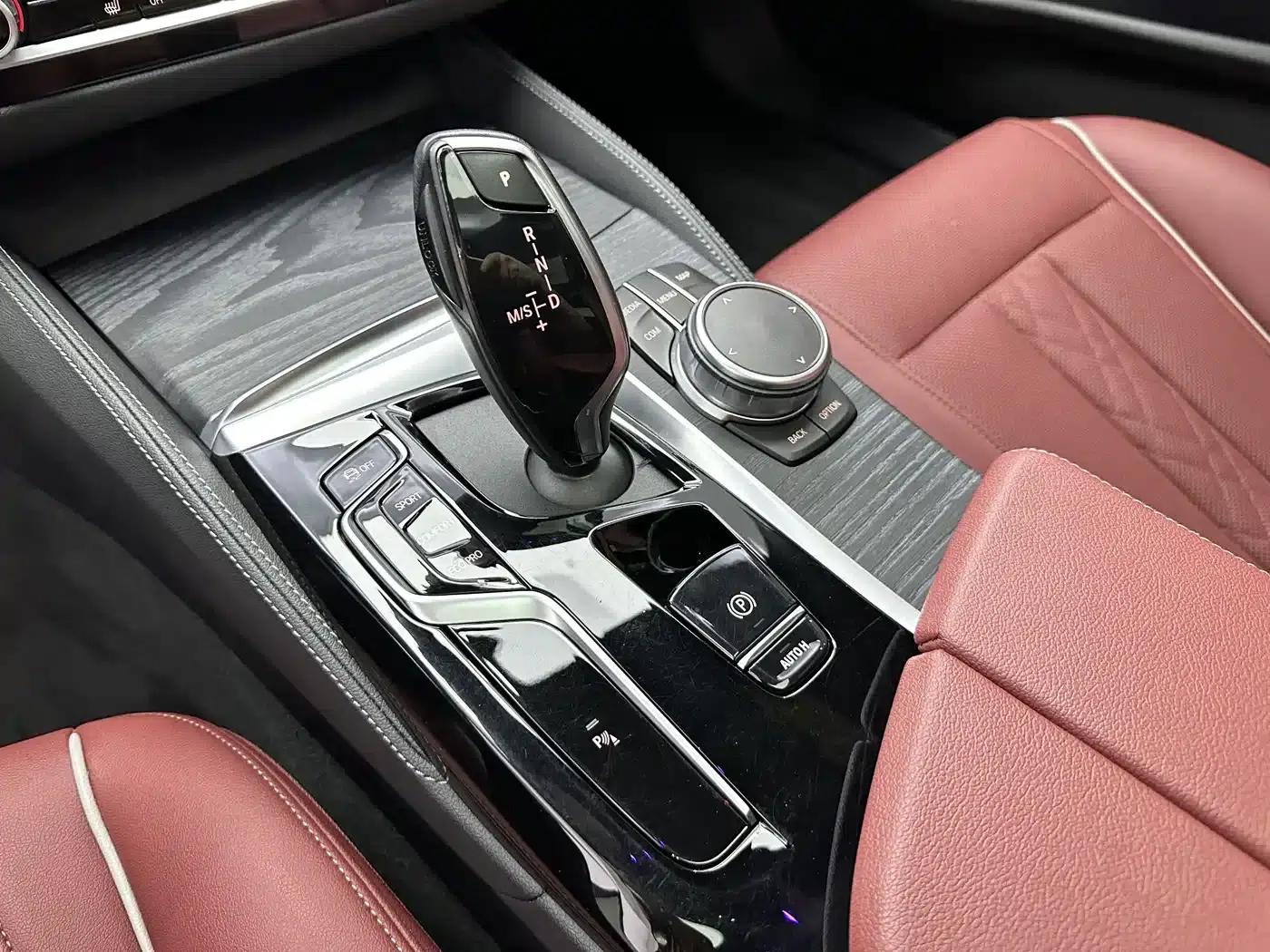 2022 BMW 5 Series 530Li Leading Edition M Sport Package — миниатюра 17