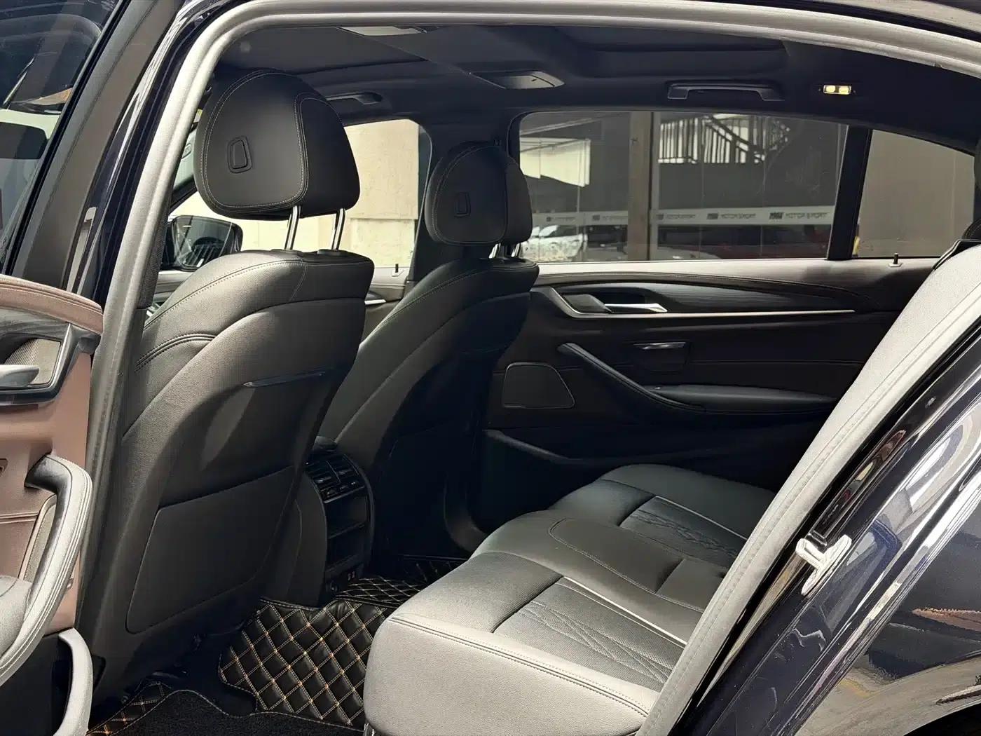 2021 BMW 5 Series 530Li Leading Edition M Sport Package — миниатюра 6