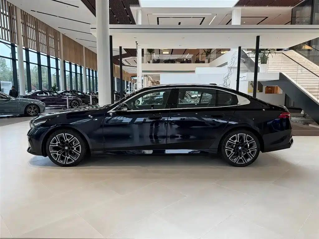 2025 BMW 5 Series 530Li Luxury M Sport Package — миниатюра 2