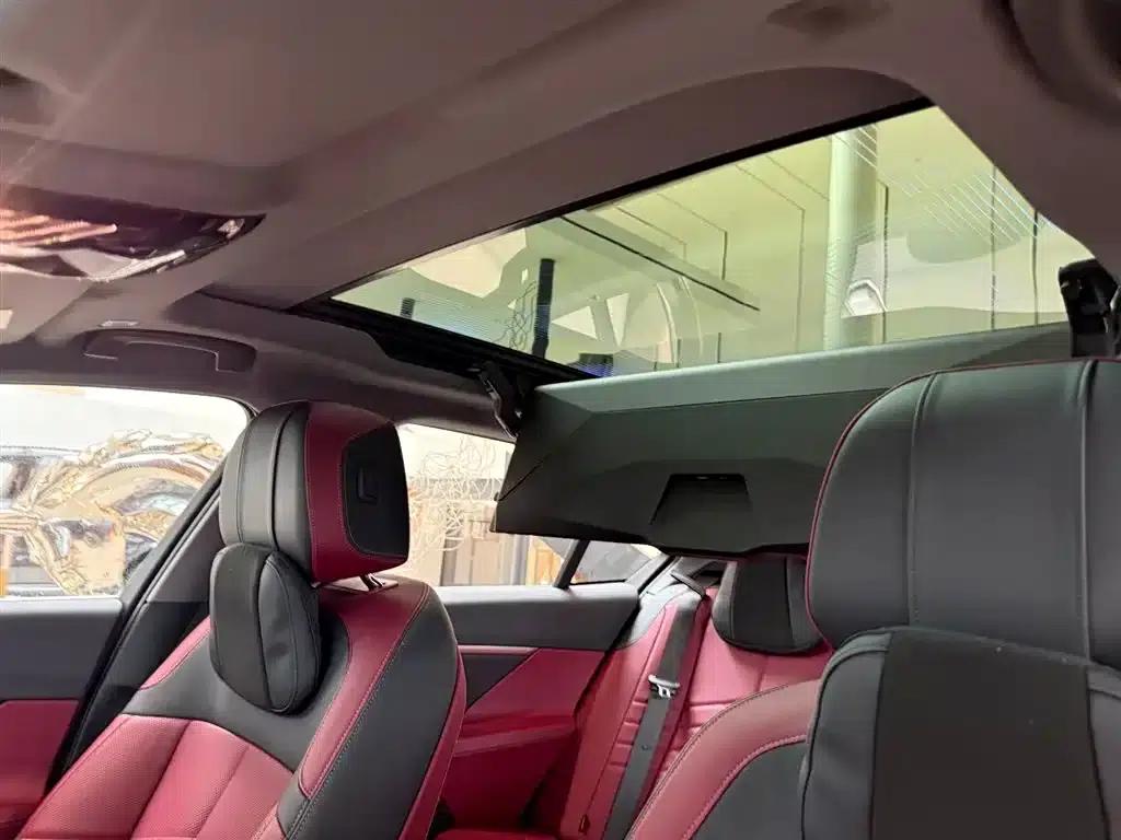 2025 BMW 5 Series 530Li Luxury M Sport Package — миниатюра 11
