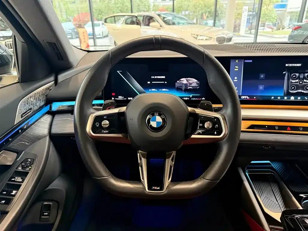 2025 BMW 5 Series 530Li Luxury M Sport Package — миниатюра 12