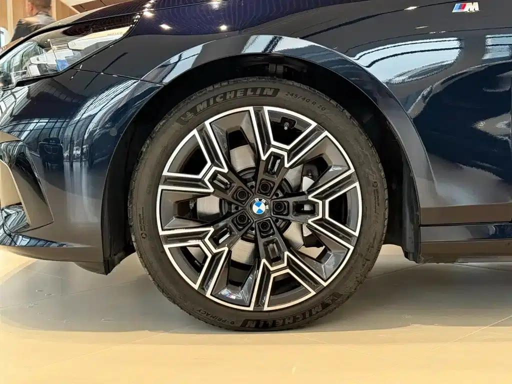 2025 BMW 5 Series 530Li Luxury M Sport Package — миниатюра 14