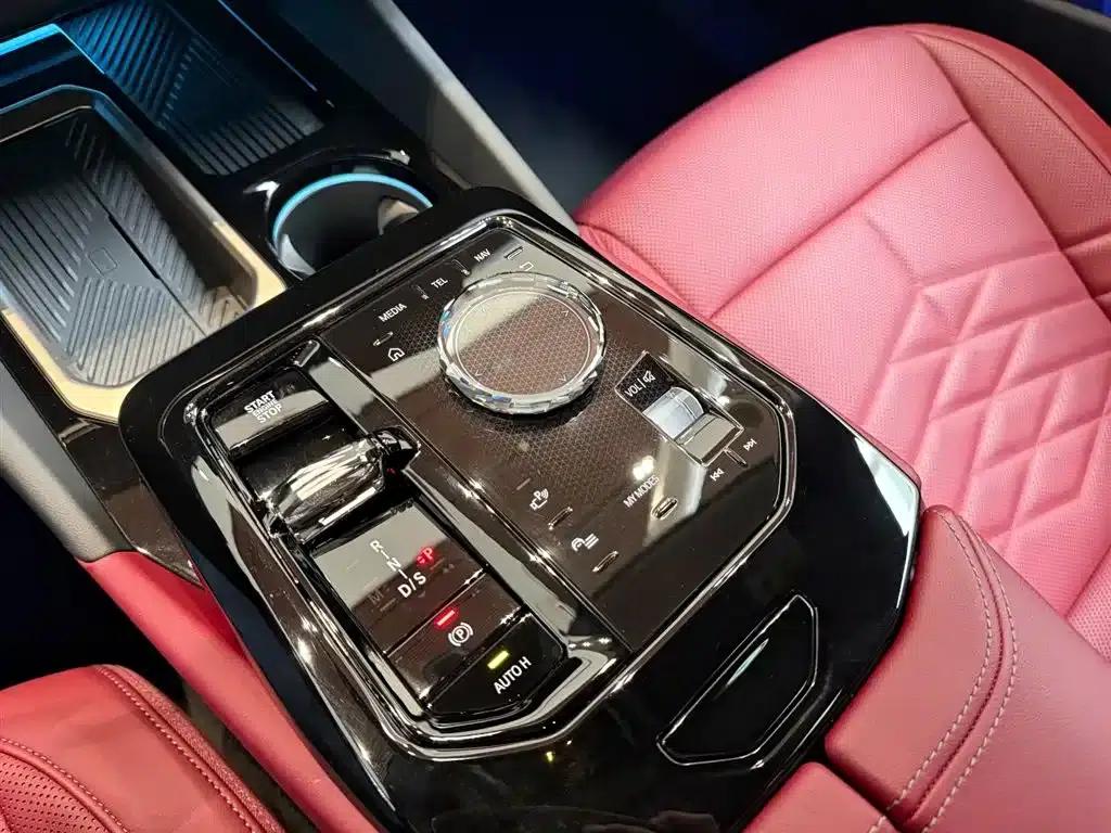 2025 BMW 5 Series 530Li Luxury M Sport Package — миниатюра 15