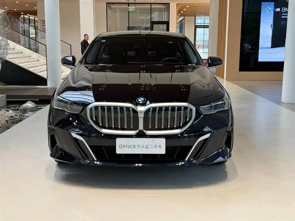 2025 BMW 5 Series 530Li Luxury M Sport Package — миниатюра 4