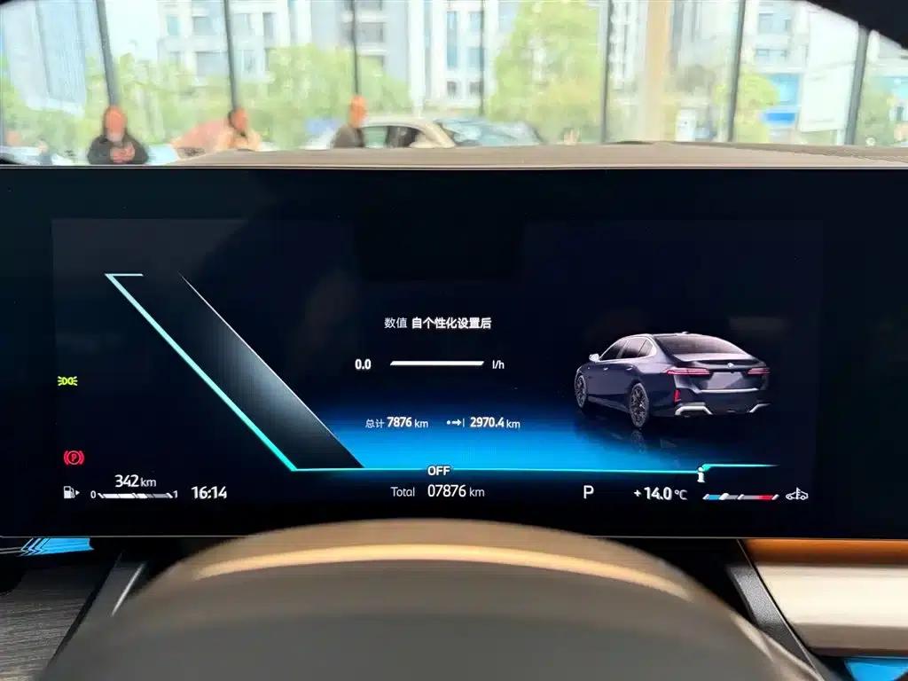 2025 BMW 5 Series 530Li Luxury M Sport Package — миниатюра 9