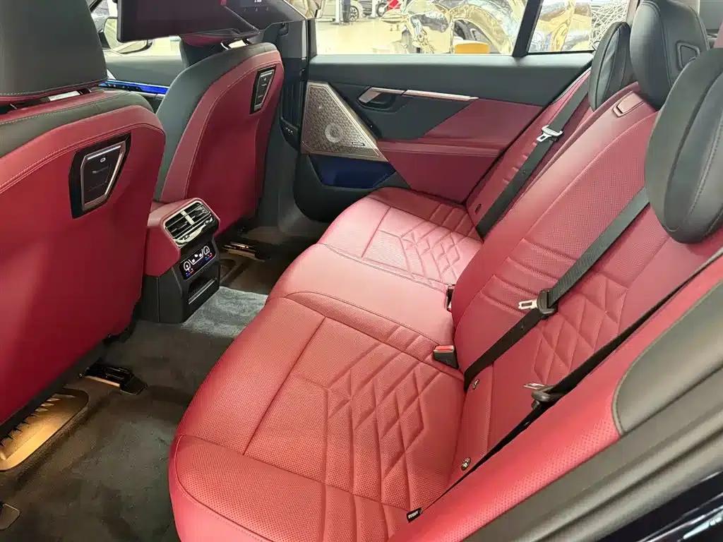 2025 BMW 5 Series 530Li Luxury M Sport Package — миниатюра 10