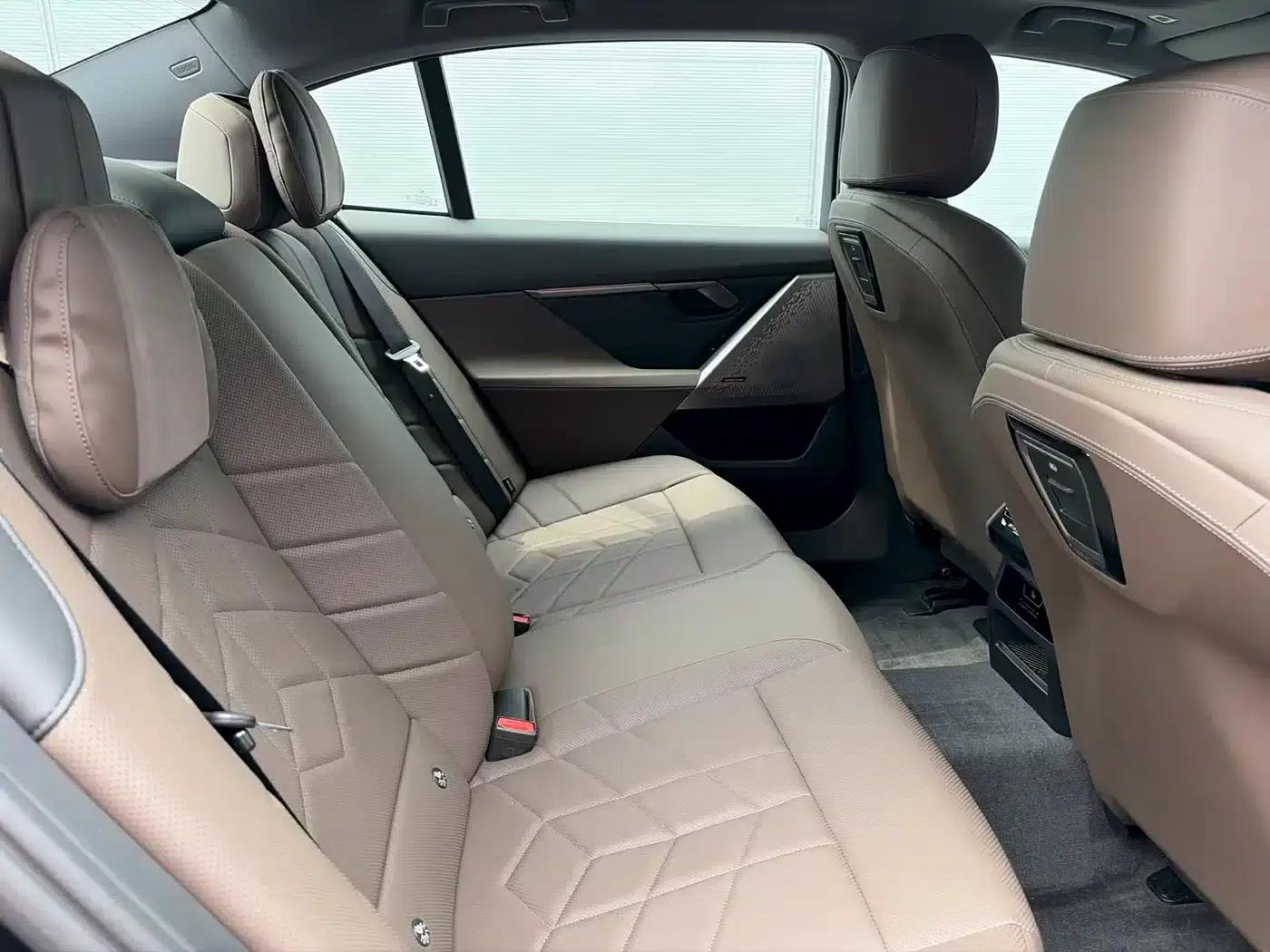 2025 BMW 5 Series 530Li Leading Luxury Package — миниатюра 14