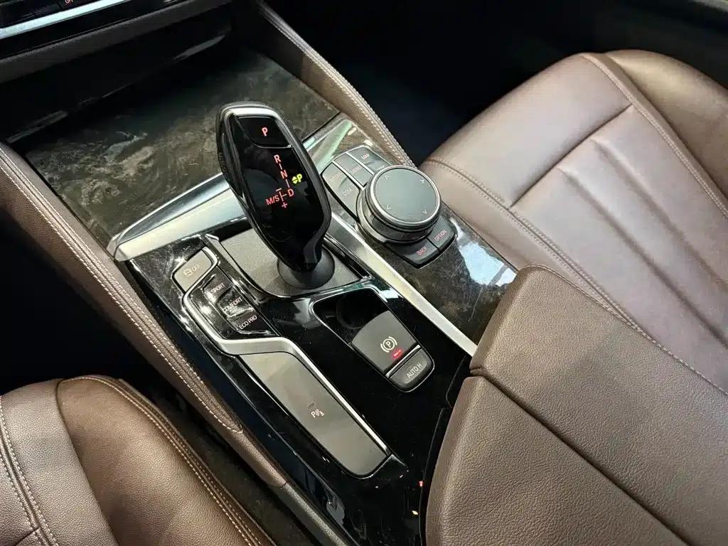 2020 BMW 5 Series 525Li M Sport Package — миниатюра 13