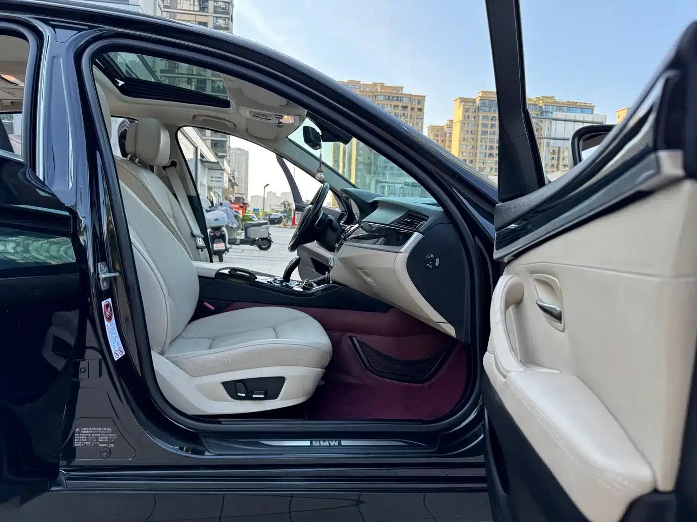 BMW 5 Series 2011 520Li Elegant Edition — миниатюра 15