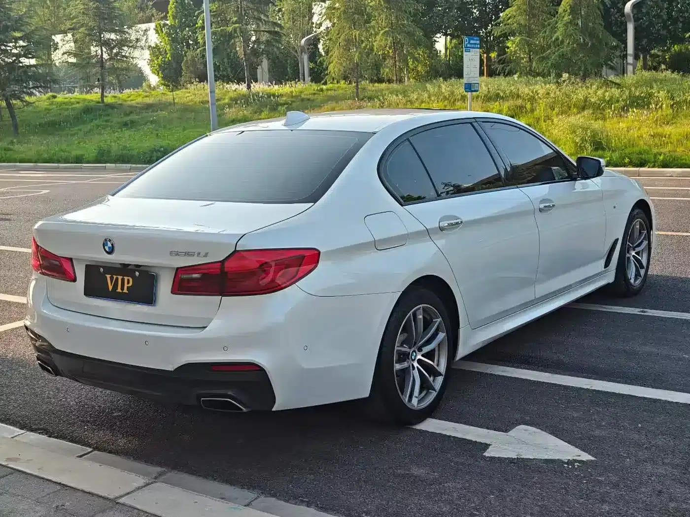2018 BMW 5 Series 525Li M Sport Package — миниатюра 9