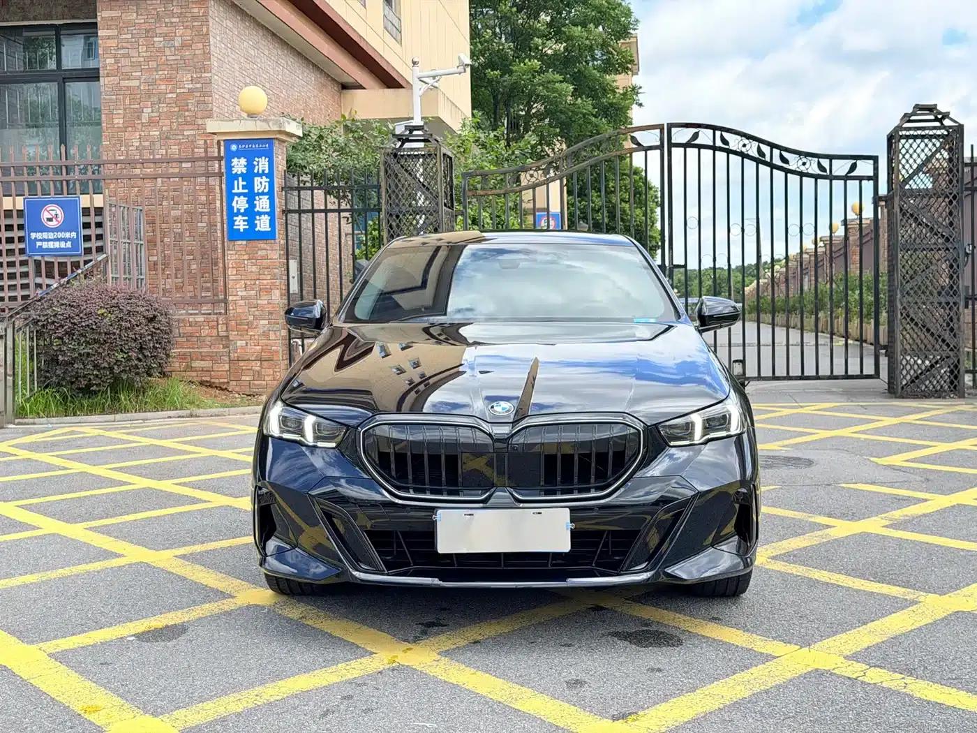 2025 BMW 5 Series 530Li Luxury M Sport Package — миниатюра 2