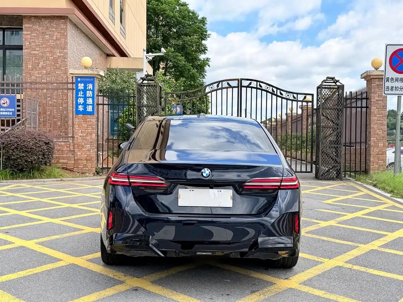 2025 BMW 5 Series 530Li Luxury M Sport Package — миниатюра 15