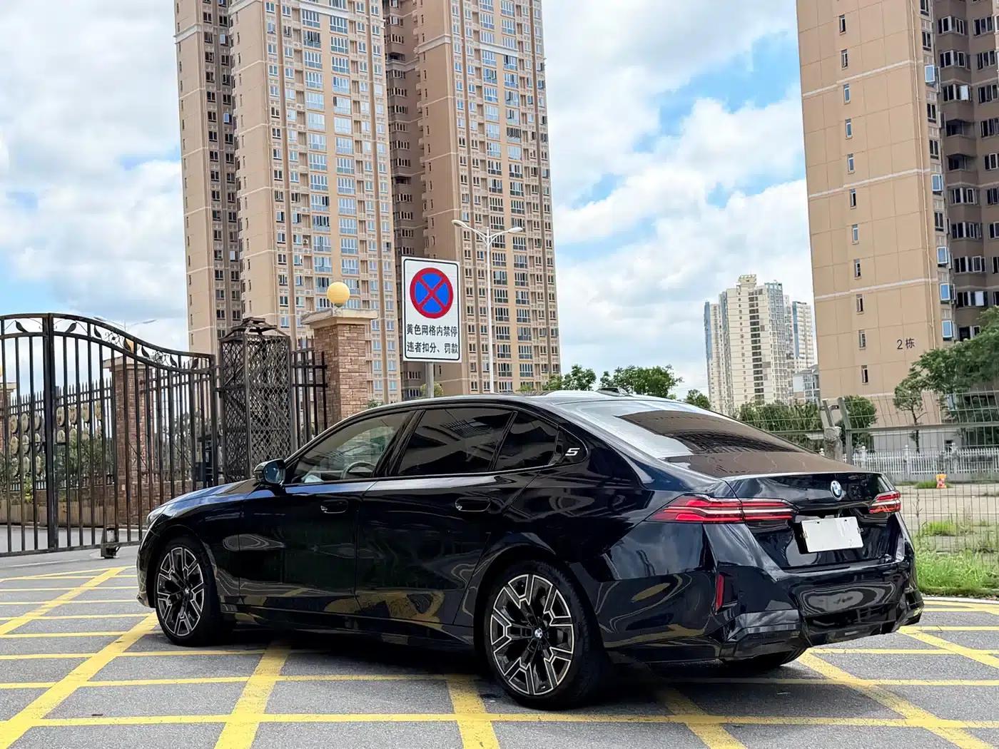 2025 BMW 5 Series 530Li Luxury M Sport Package — миниатюра 19