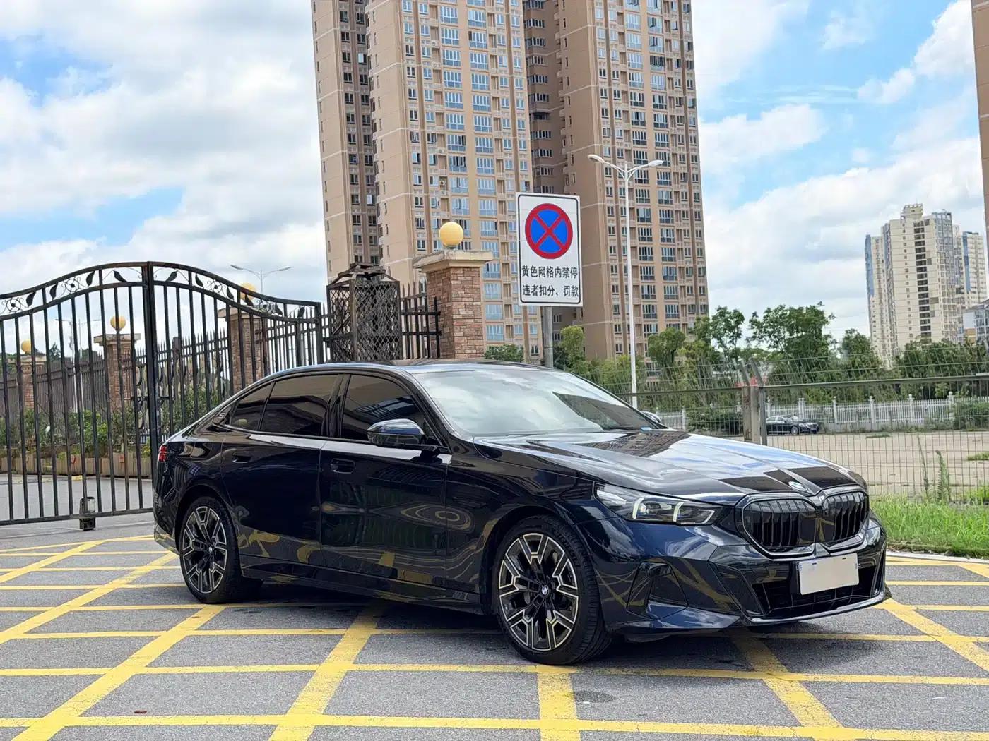2025 BMW 5 Series 530Li Luxury M Sport Package — миниатюра 3