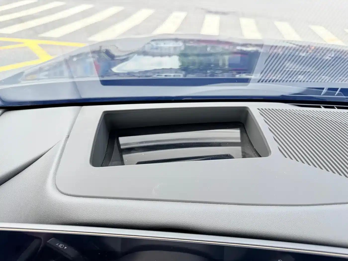 2025 BMW 5 Series 530Li Luxury M Sport Package — миниатюра 7