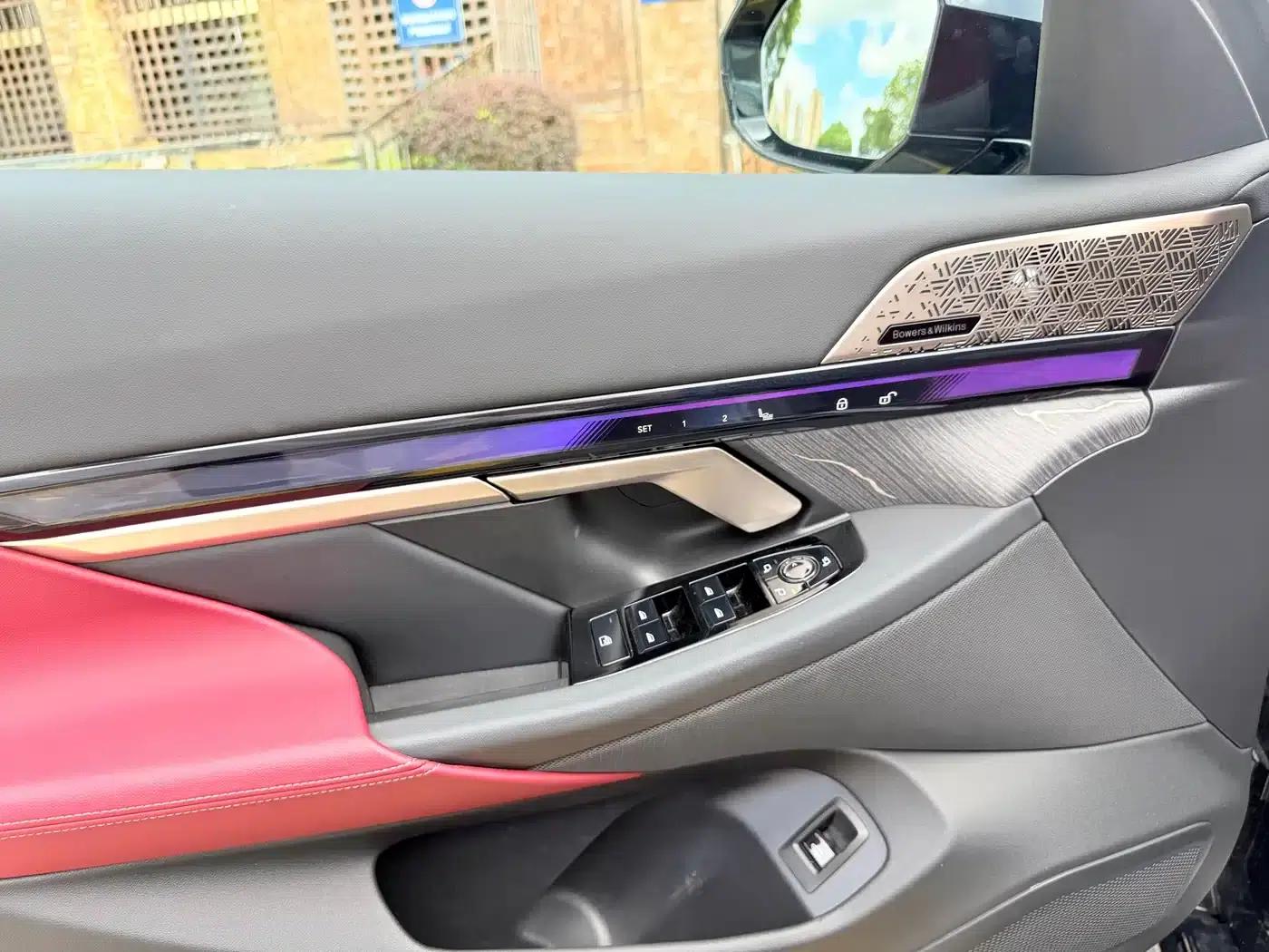 2025 BMW 5 Series 530Li Luxury M Sport Package — миниатюра 8