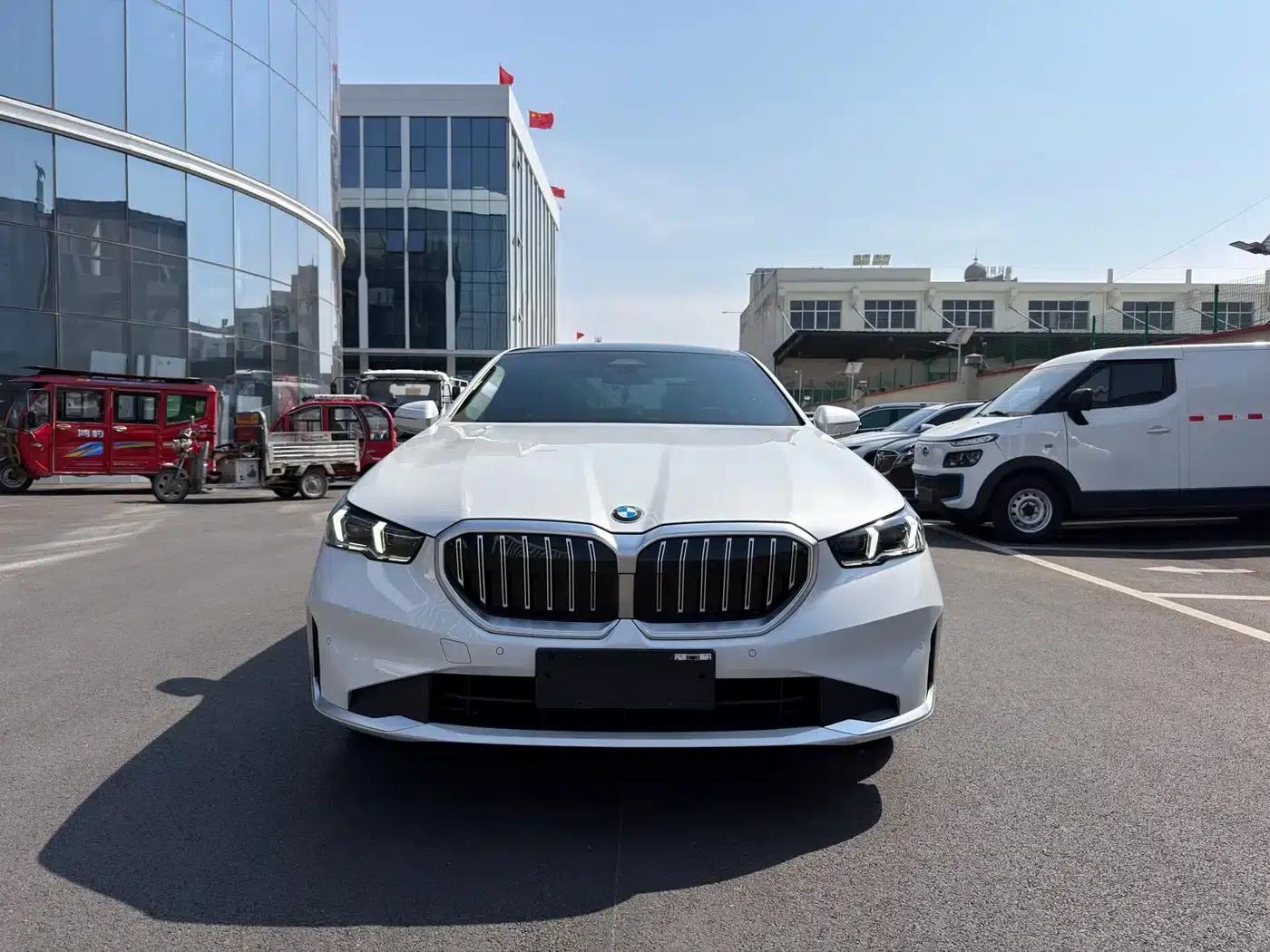 2024 BMW 5 Series 525Li Luxury Package — миниатюра 1