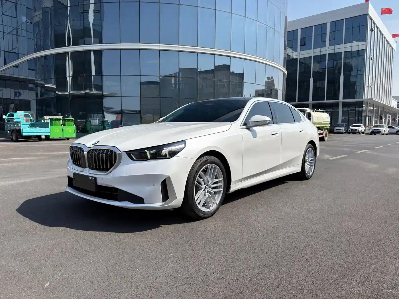 2024 BMW 5 Series 525Li Luxury Package — миниатюра 2