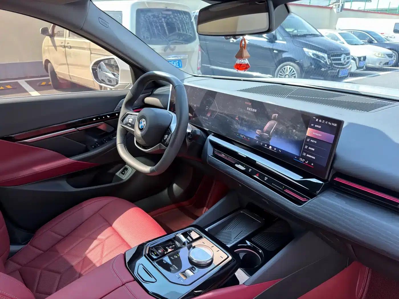 2024 BMW 5 Series 525Li Luxury Package — миниатюра 12
